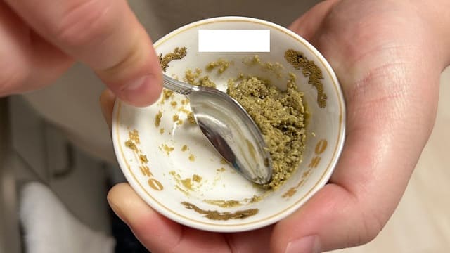 ふやかしたペレットを潰している写真