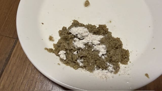 ふやかしたペレットにペットミルク（ヤギミルク）混ぜた写真