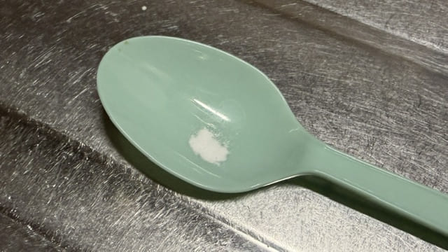 腸閉塞用の粉薬をスプーンに移した写真。
