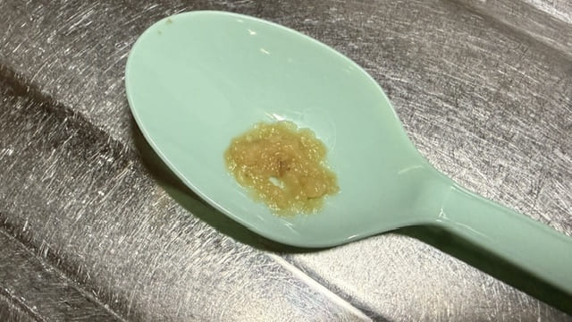 ペースト状のおやつに腸閉塞の治療薬を混ぜて確実に食べるように工夫した写真。