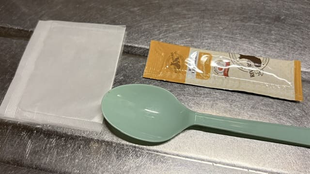 処方された薬と混ぜるためのチュールとスプーンの写真